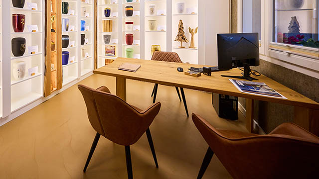 Trauerhalle Versmold – Urnenausstellung & Foyer mit Saalblick Trauerhalle Versmold – Urnenausstellung & Foyer mit Saalblick